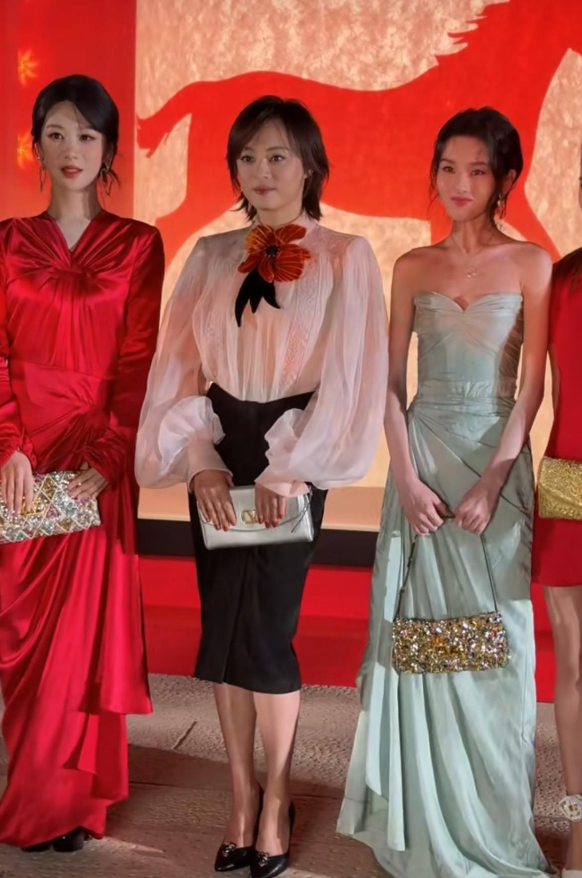 我见过太多女明星在后台互相使绊子。但昨晚的品牌盛典后台，孙俪做了一件事，让我愣