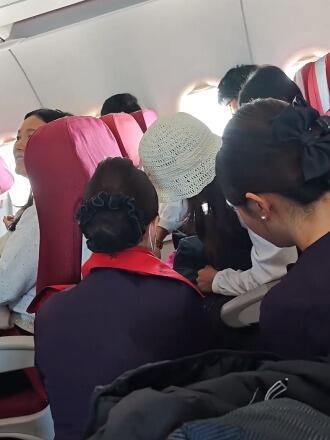 这事儿闹挺大，北京飞香港的航班上，因为一顿饭吵翻了。简单说下经过。飞机上吃饭