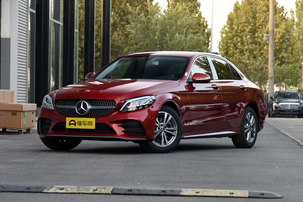 奔驰C级，应该是女生最喜爱的车型之一，尤其是红色的，基本上百分百是女车主！不过女