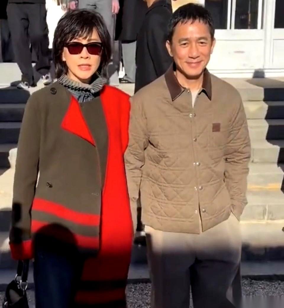 红毯上，所有镜头都在疯抢梁朝伟。不是抢他身上的限量版西装，而是那件黑黢黢的棉袄