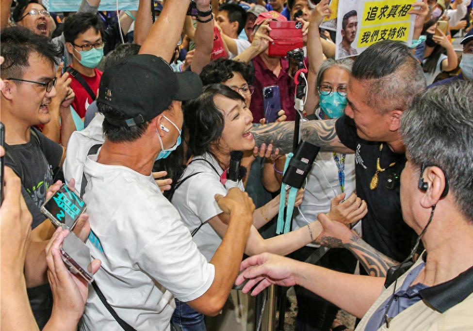 “馆长”陈之汉结束大陆行，于15日晚间返抵台湾，受到支持者热烈欢迎。至于回程前有