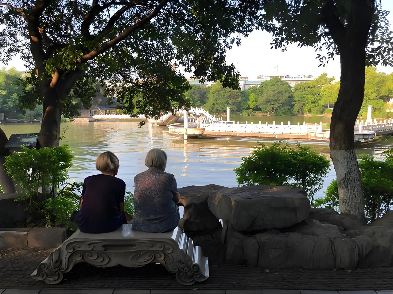 旅游，是给老人挖的最大的“坑”。全网都在劝退休老人出去旅游，可是你想过没有，他