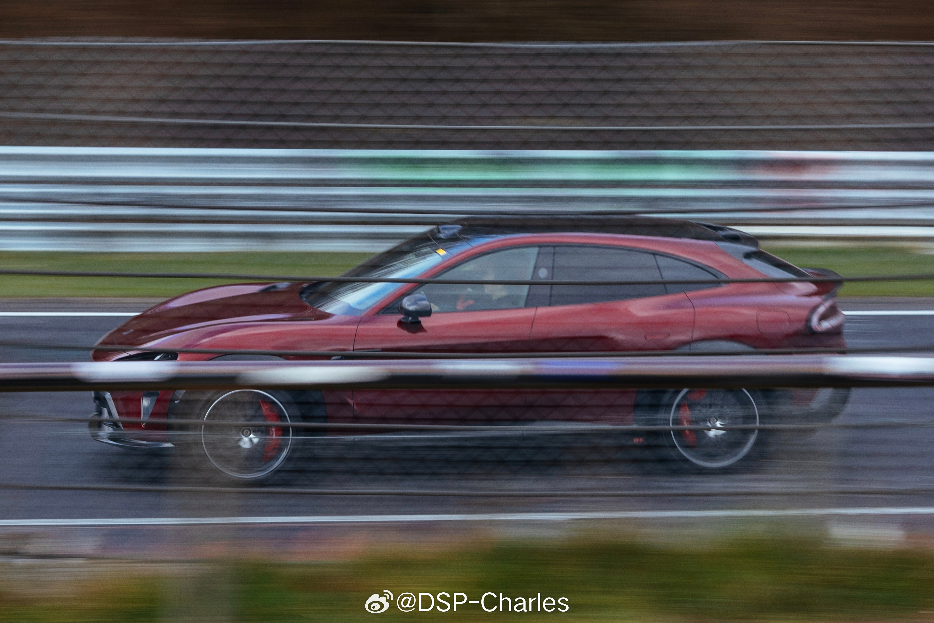 来看看全新小米YU7GT的纽北实拍照片，最近纽北开春办完赛事，可以开始测试新车