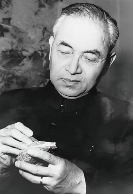 1913年，李四光走进银行，掏出一根金条。经理一看，突然尖叫道“抢！”，然后对着