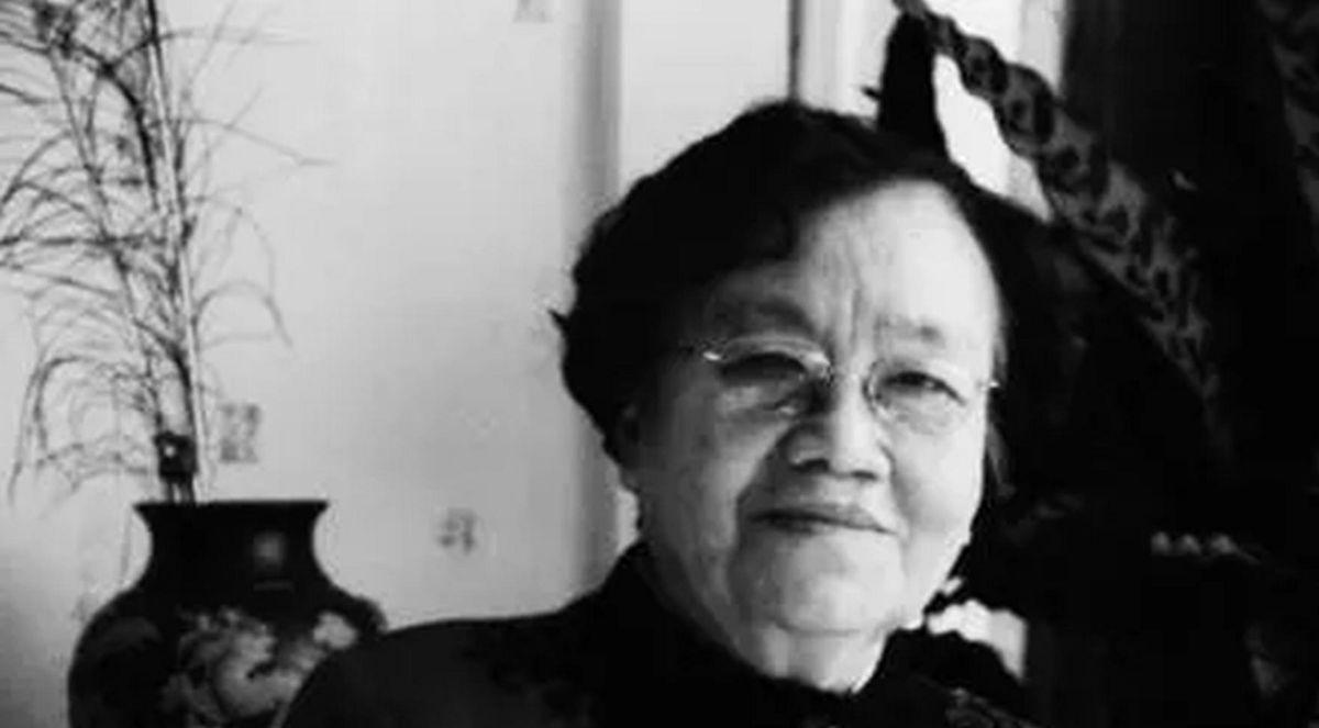 🌞1940年，地下党康乃尔正在茶楼打牌，一军统美女突然拍了了拍他的肩膀，对