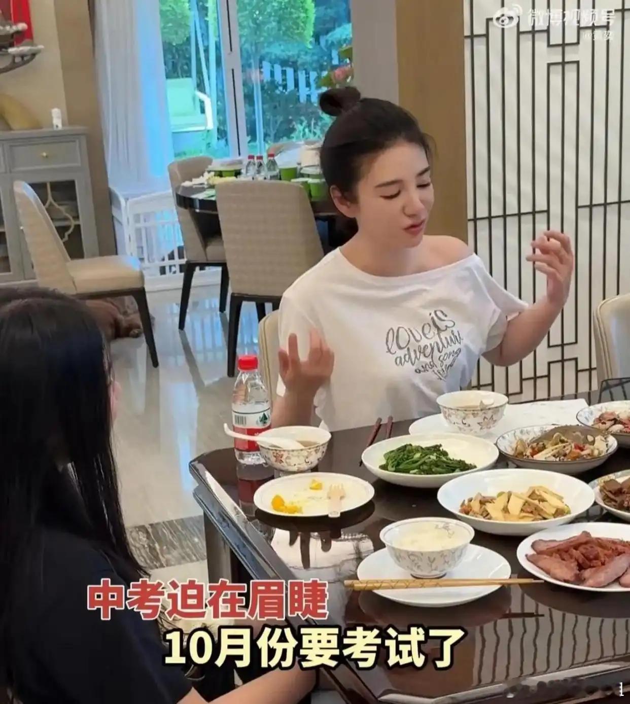 黄奕携12岁女儿别墅用餐，12道菜超丰盛，还聊当明星之苦！​​​