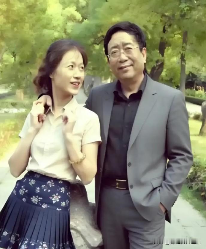 马兰当年男友车祸去世，余秋雨去帮忙料理后事，第一眼就被她素衣素颜的样子震住，回家