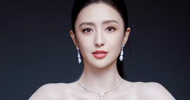 佟丽娅优雅写真：四十岁依旧明艳动人