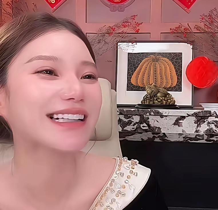 直播镜头怼脸。汪小菲提起未出生的孩子，眉头都没皱一下：“以后让我儿子揍他。”