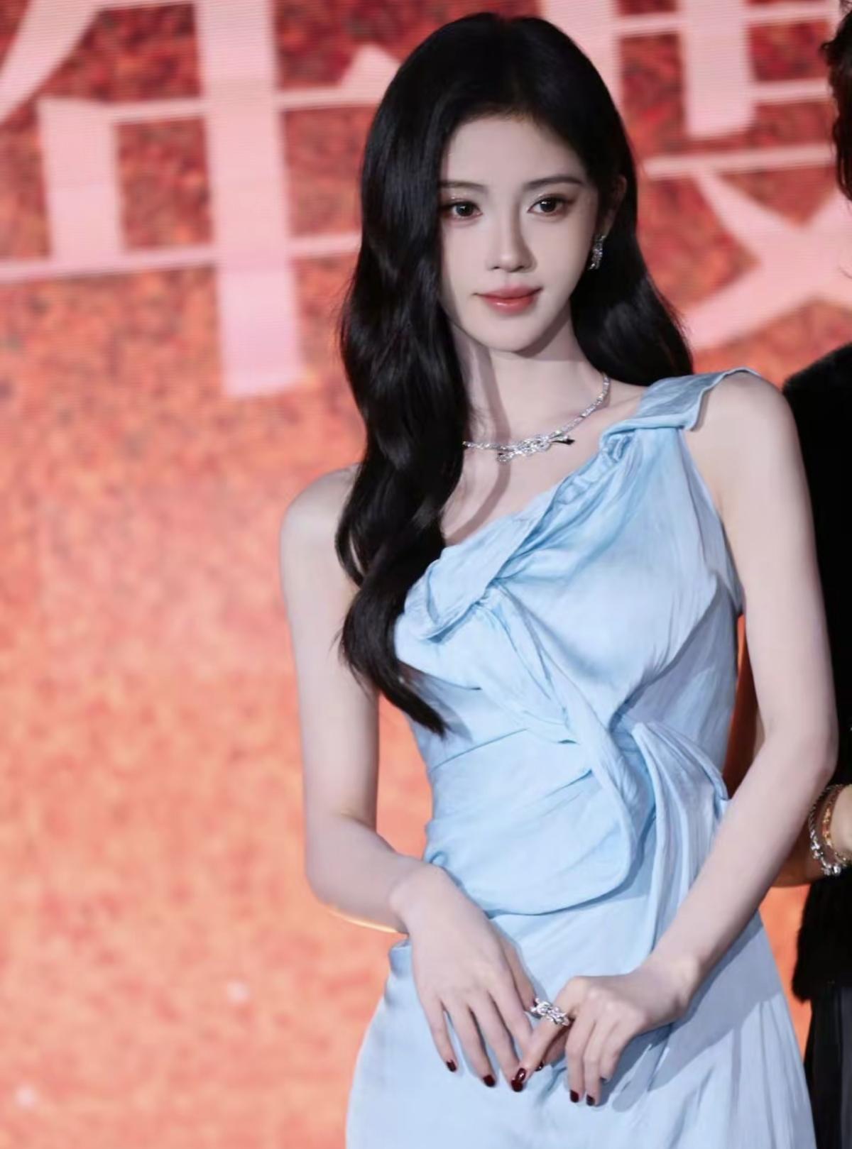 冰蓝缎面与钻石交映，在聚光灯下，鞠婧祎将优雅与清冷的平衡感拿捏得恰到好处。每一处