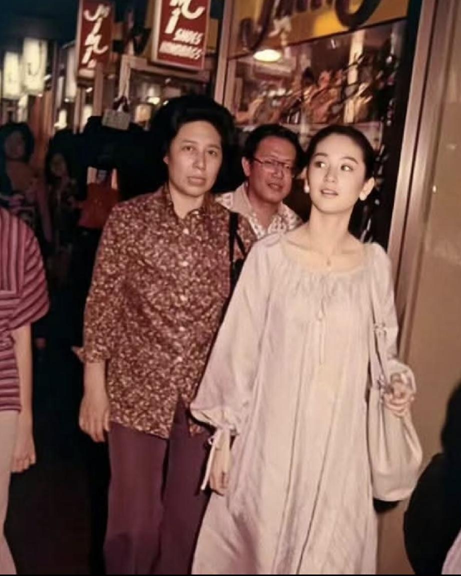 林青霞大女儿邢爱林的长相虽然不如妈妈惊艳，但是她的五官端庄大气，尤其笑起来的样子