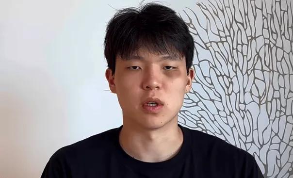 杨瀚森在训练时被打脸，伤到眼睛，据媒体分析，能肘击杨瀚森眼睛的球员，只有同位置的