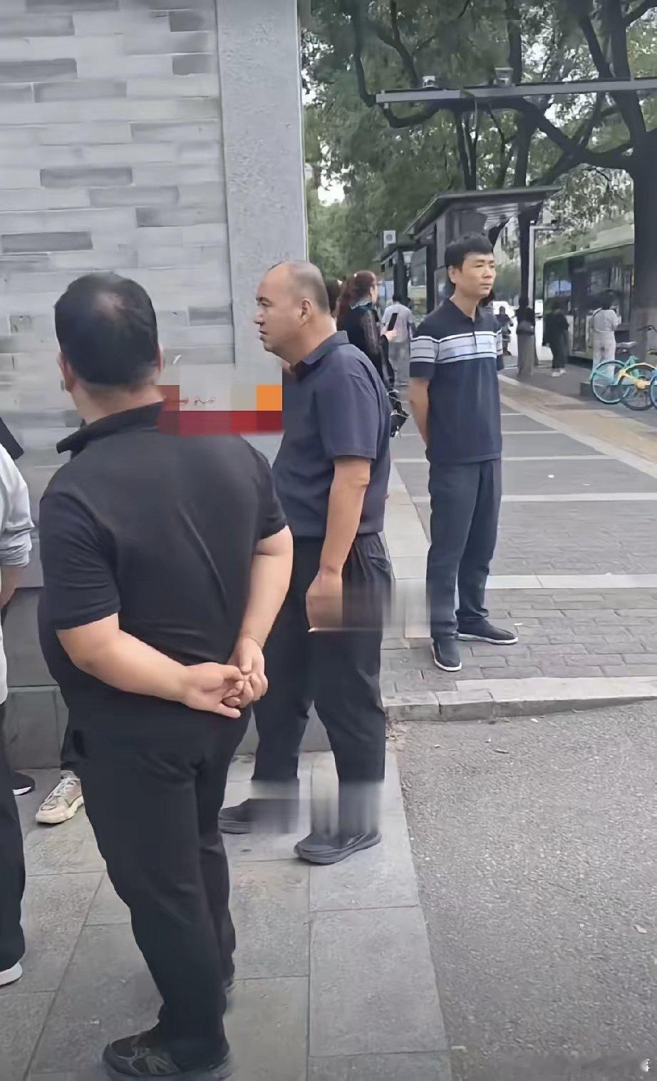 【陕西建工集团门口领导拍照“作秀”却无视讨薪农民工】陕西建工集团作为陕西大型国企，陕西建筑行业的“领