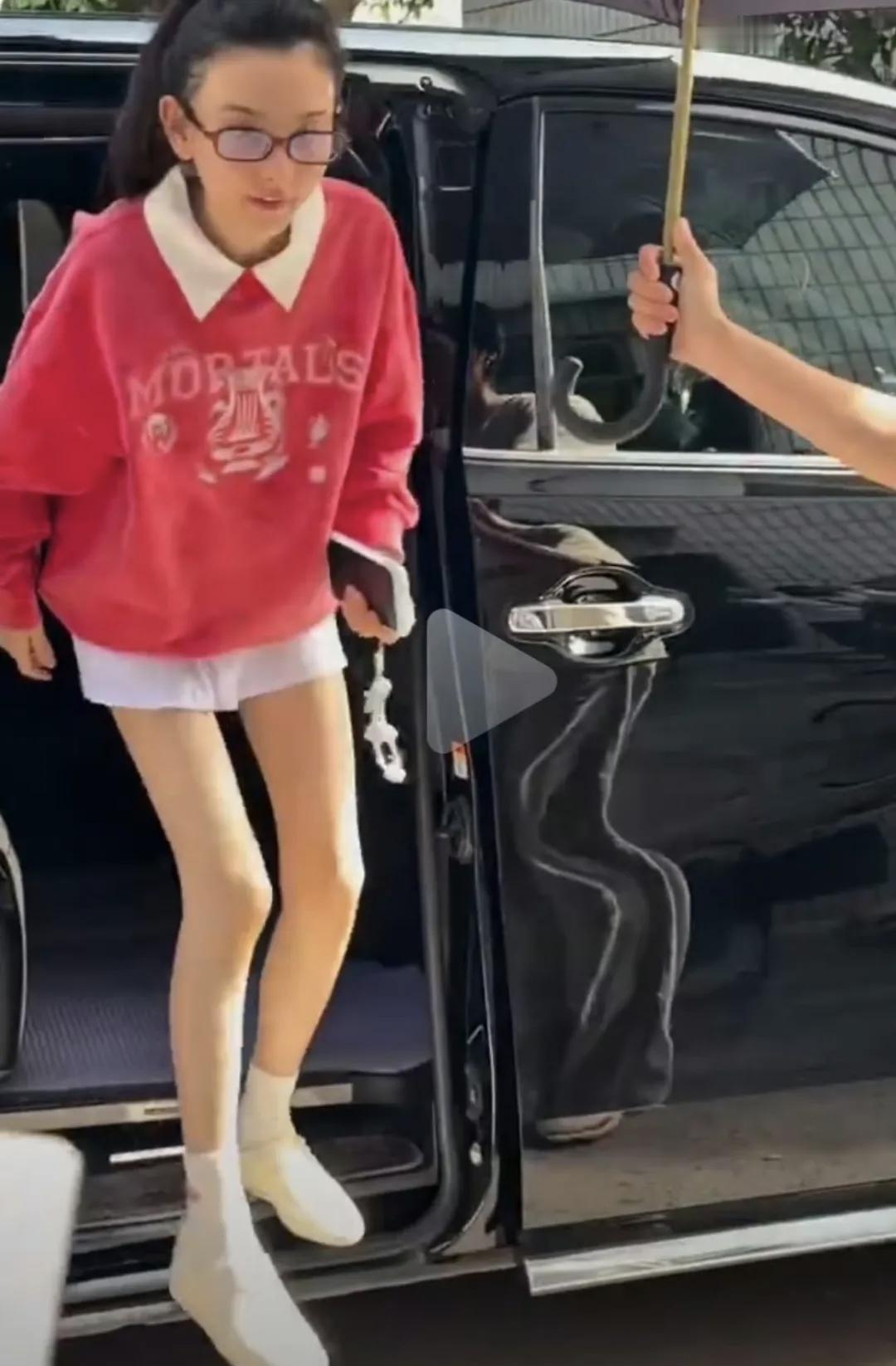 宋祖儿暴瘦内幕？这两天宋祖儿暴瘦跟沙溢瘦身的事接连被网友热议，有知情人爆料宋