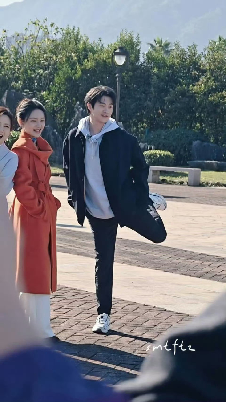 魏大勋翘脚拍照魏大勋这状态，我给满分！期待《城市风华录》的精彩表现~