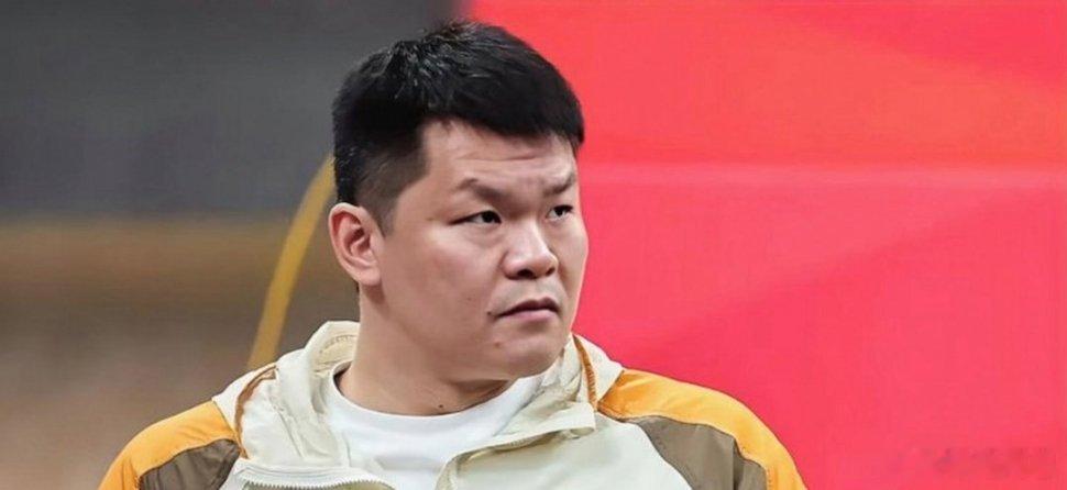 朱芳雨离任是一个非常突发的事件，是突然爆发的矛盾，这跟杜锋的下课是完全不一样的逻