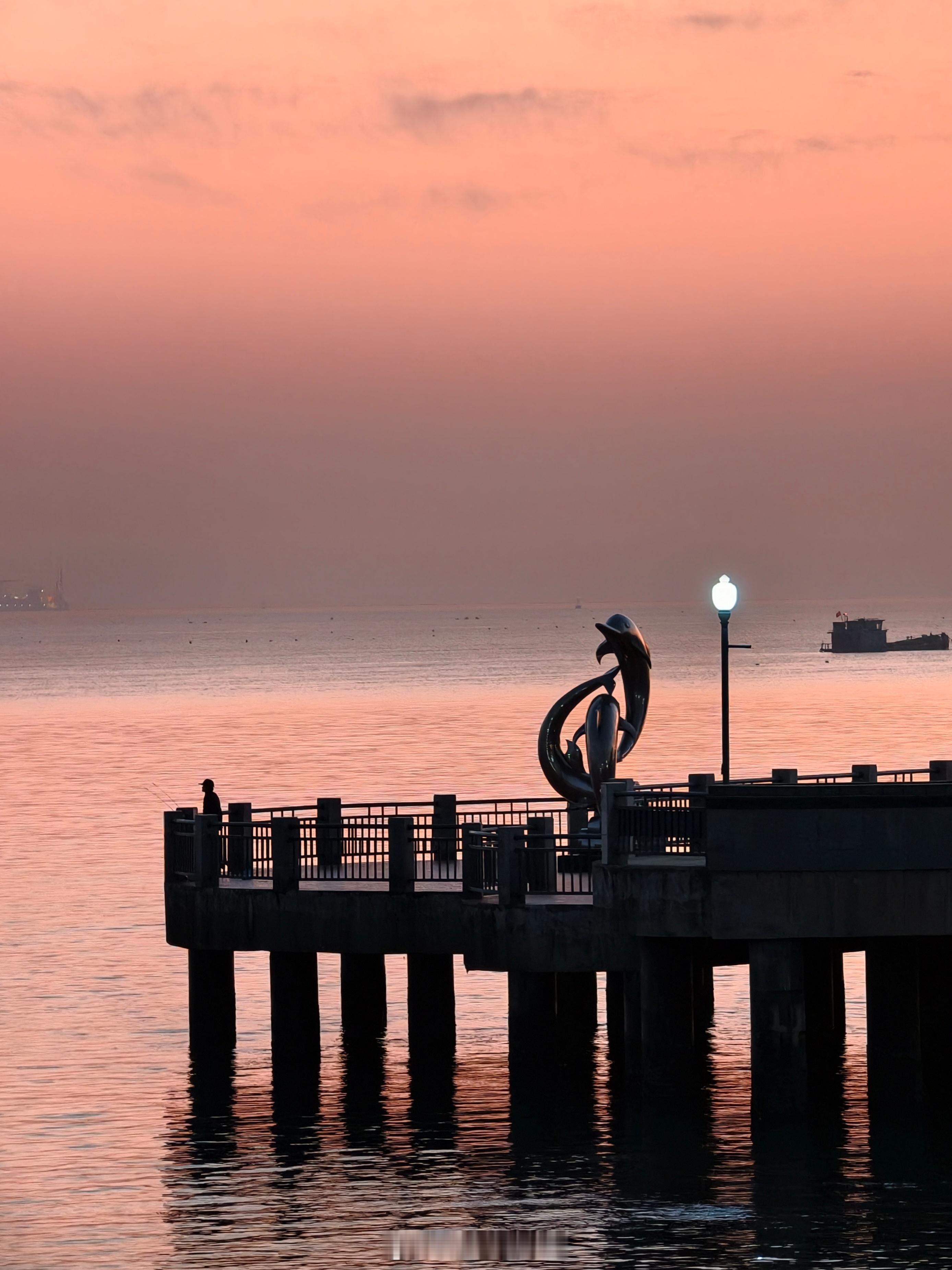 也不管冷不冷了，早上去看日出了，今天的太阳火气有点大，像个火球，还围着一层云，像
