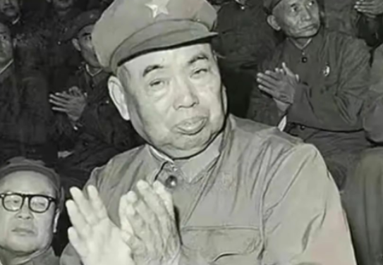 1952年，许世友将军回乡探亲，哪料，他刚下车，就看见了亲叔叔许存礼，许世友掏出