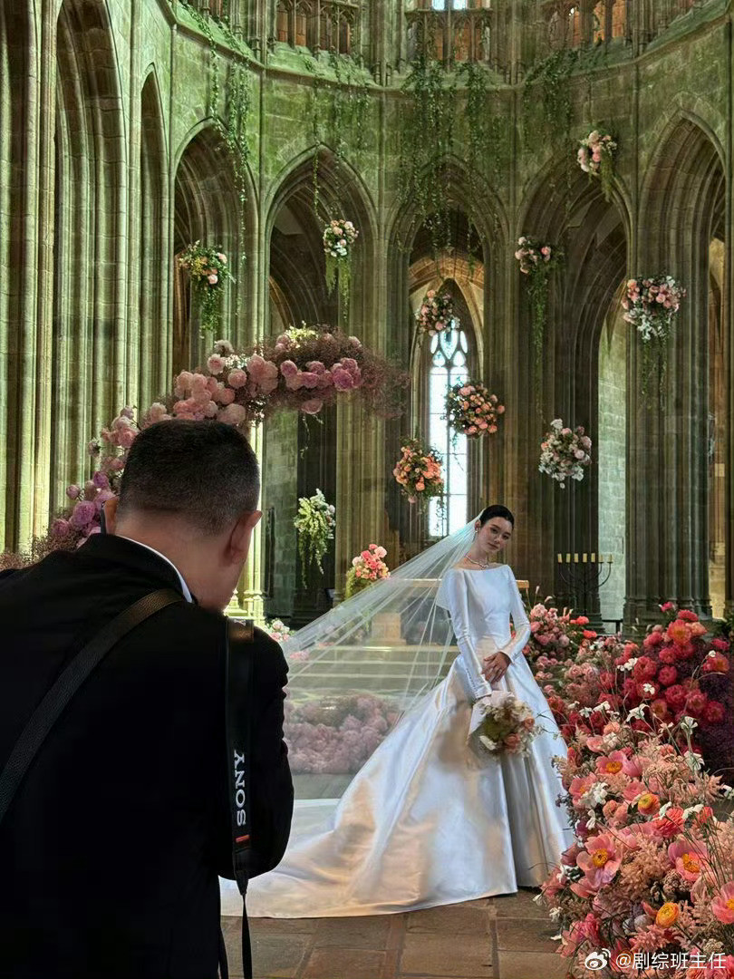 奚梦瑶晚晚婚礼审美有钱人的婚礼早就不是婚礼了。是景观，是真人秀，是全民参与的阶级