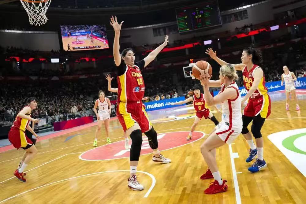 关键时刻，千万别指望张子宇！张子宇还是个18岁的孩子，除了身高体胖，别的优势