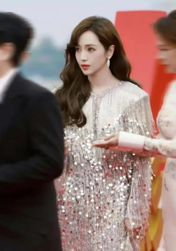 中国电影导演之夜的舞台上，侯佩岑以一袭银色流苏长裙惊艳亮相，瞬间让“撑得起大场面