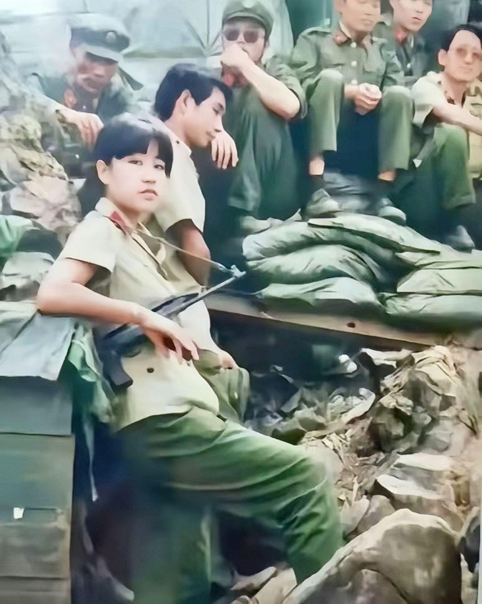1987年。云南老山前线。女兵挎着79式微型冲锋枪。致敬最可爱的人！是...