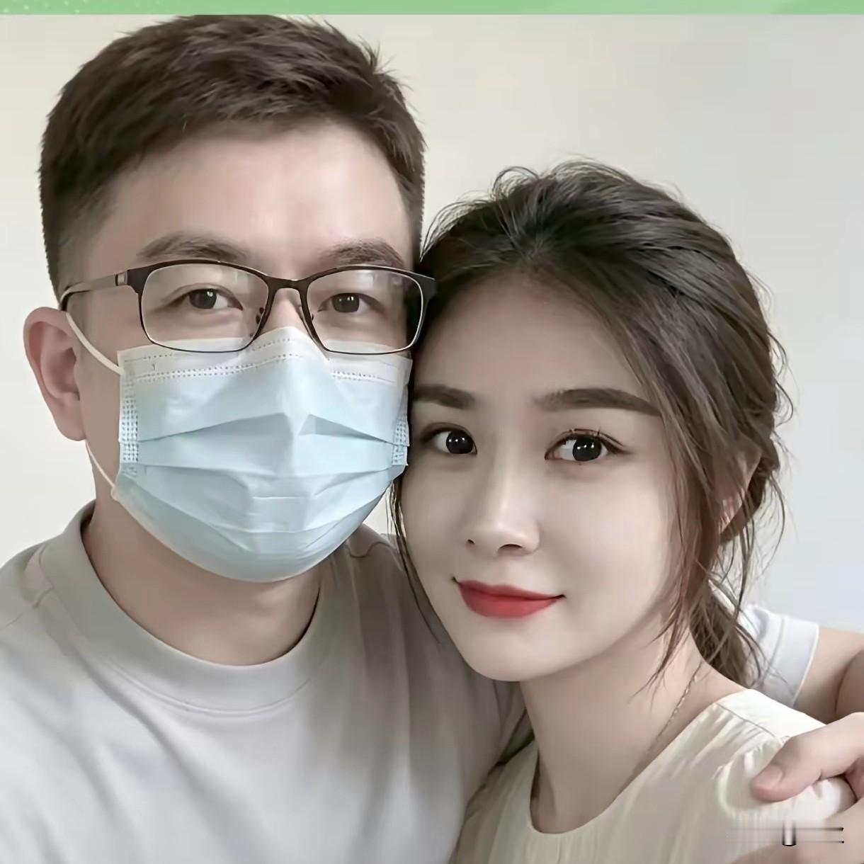 婚内出轨的唐某杰，看来还是怕被人知道，和三姐曹某阳拍照还戴口罩。朱女士的老公