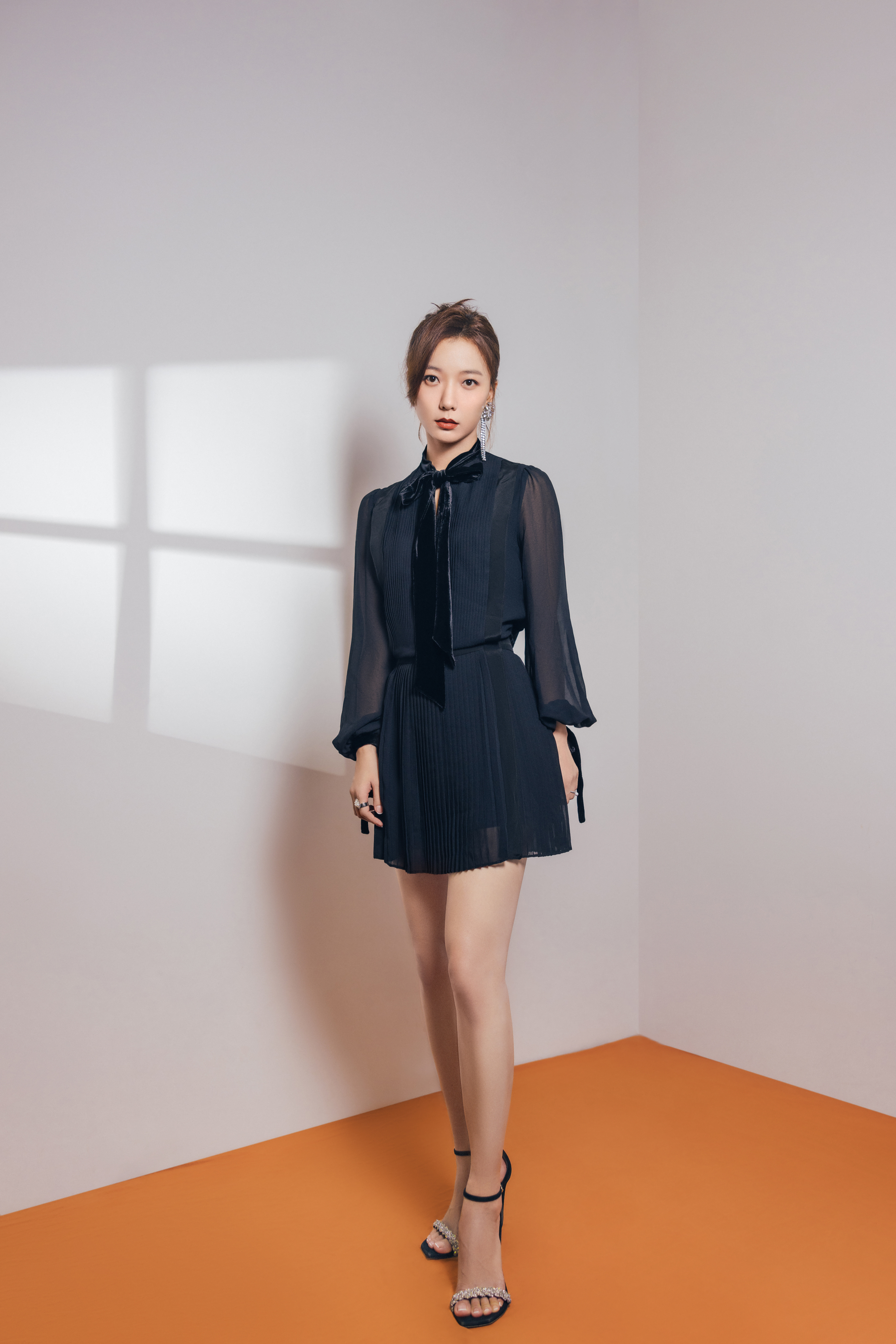 王珞丹这腿长直接打破比例天花板，站在那便成了最勾魂的风景。女星美腿高跟