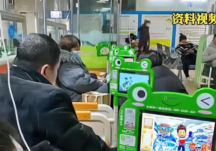 医院儿童智能输液椅，以孩子为“诱饵”，把家长架在病床前折磨，真的合适吗？众所周