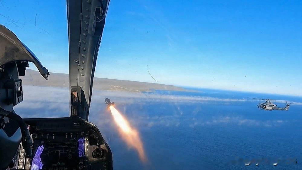 🚀🇺🇸美国海军陆战队在太平洋上空使用AH-1Z直升机测试了JAGM导弹。