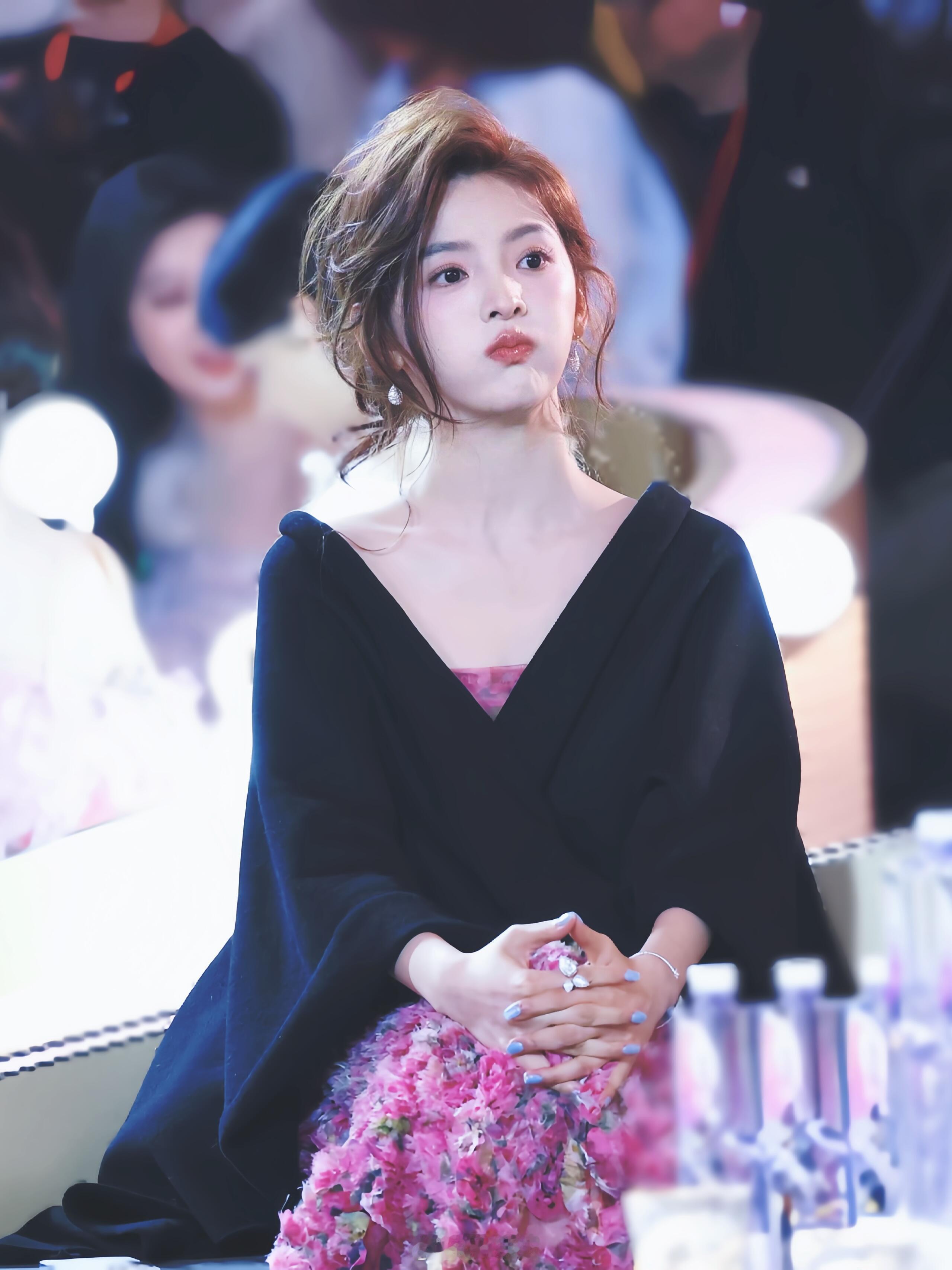 这可以说是楠楠的最美妆照没有之一🥰章若楠​​​