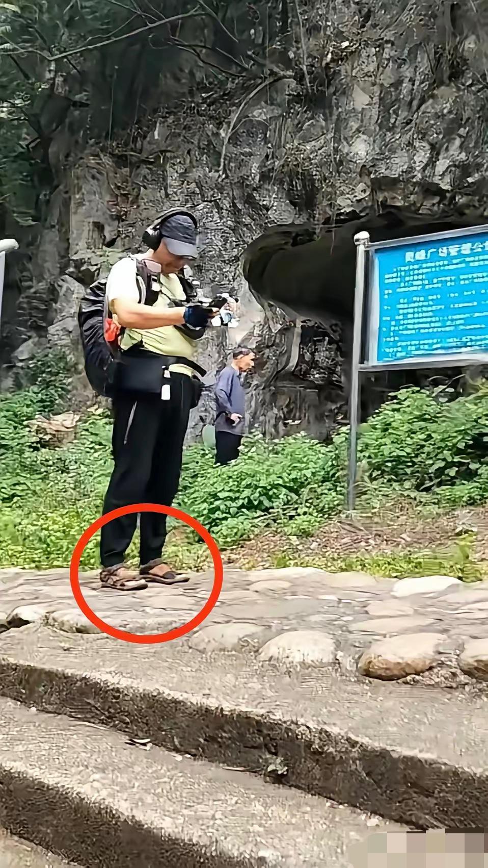 凉鞋徒步、压缩饼干当干粮，还对着电视塔狂拍——广西河池这位博主的“登山奇遇”，直