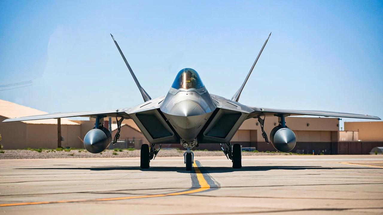 说一个对美国很残忍的事！以目前的技术水平，9架F22或许可以击落一架不带无人僚机