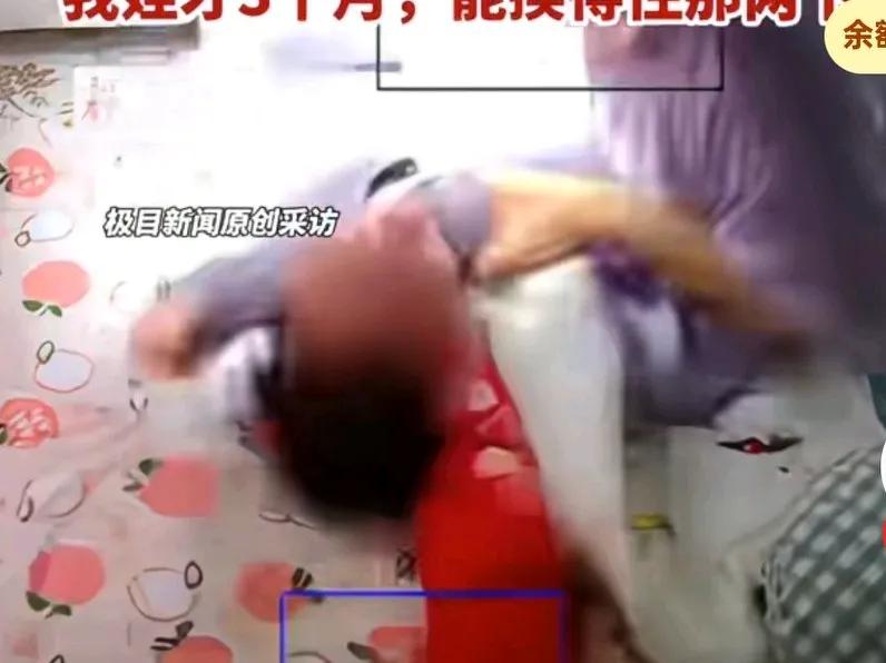 有监控拍下月嫂粗暴拖拽婴儿，三个月大的宝宝哭的撕心裂肺，宝妈说，月嫂知道有监控，