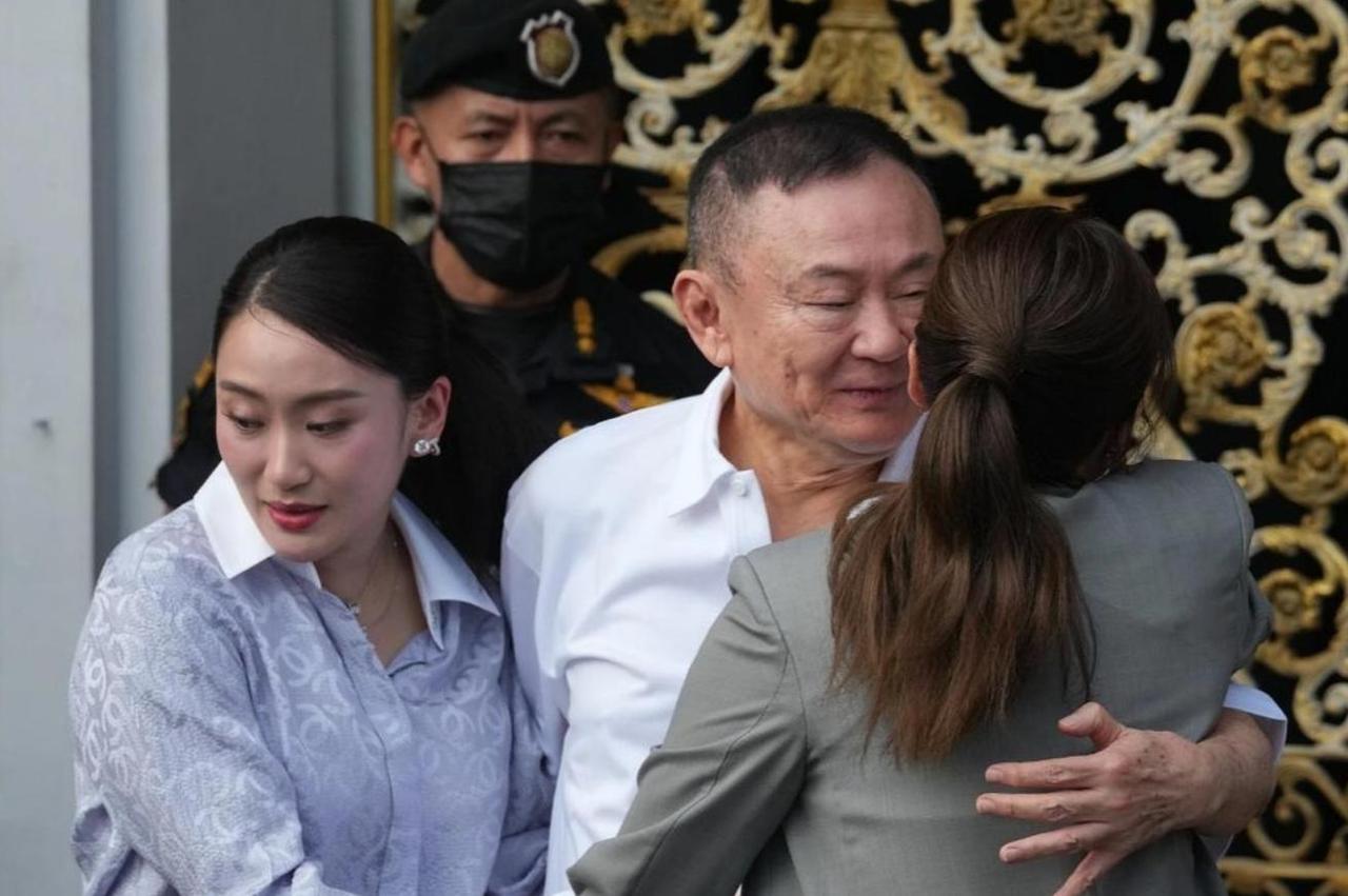 他信这次出狱，最值得看的不是他本人，而是监狱门口那群人。 一个76岁、带病、