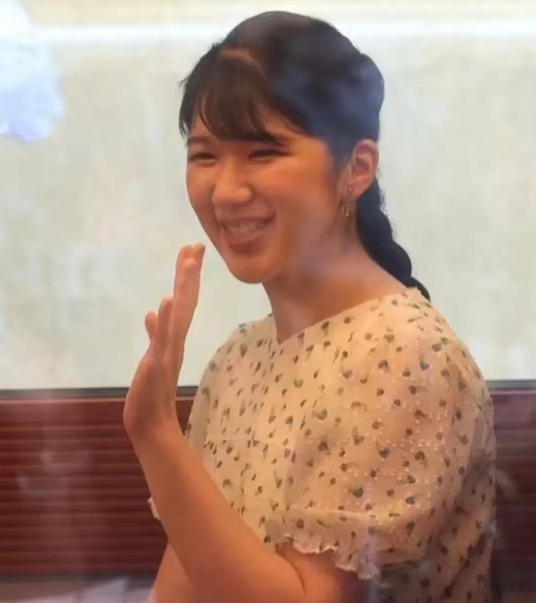 日本天皇夫妇乘坐火车前两天德仁雅子夫妇携女儿爱子一起去了下田市，三人乘坐了火车