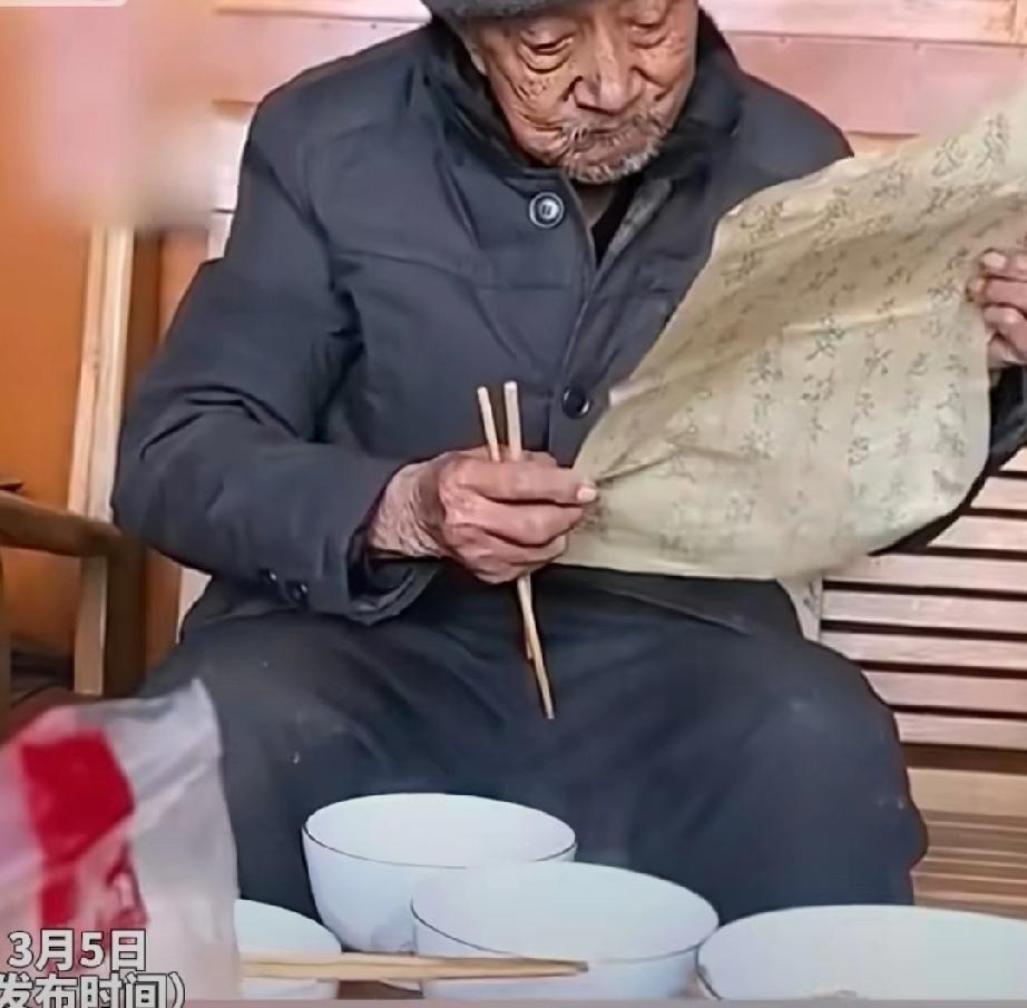 3月5日，河北保定。100岁的老大爷来看81岁的儿子。父亲亲临，儿子不敢怠慢，准