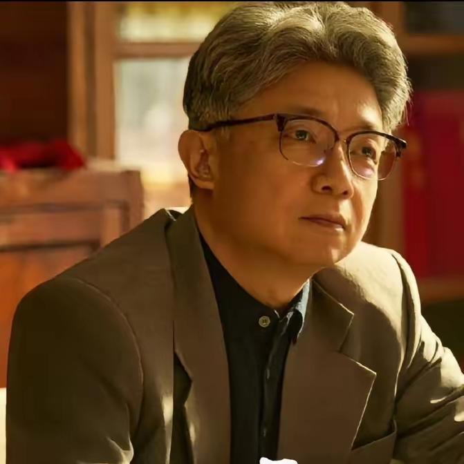 《主角》单团长走了。《西湖》巡演，舞台坍塌，他用自己的残躯，撑起了横梁，保护了