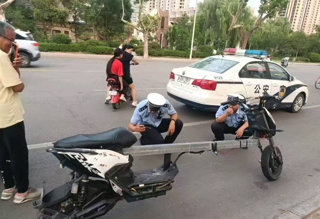 把电瓶车改成这样，警察叔叔都无语
