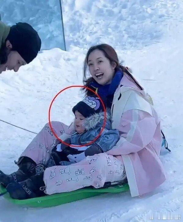 郭碧婷和向佐带着娃在法国滑雪啦，孩子们那模样，真是好看得让人忍不住多瞧几眼​​
