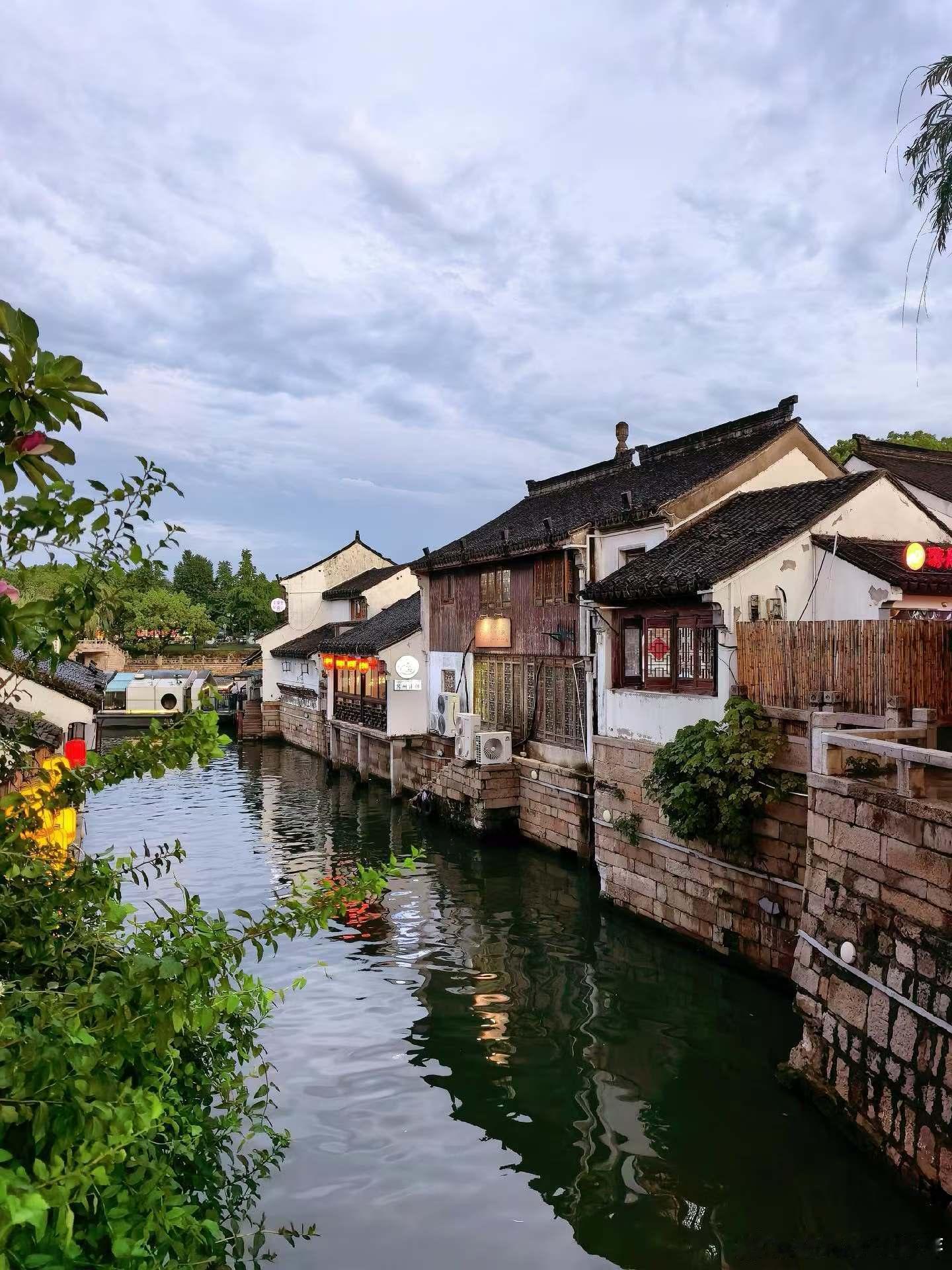 江南的好风景，藏在青石板巷的细雨里，飘在河面摇橹船的涟漪中，落在临水人家的白墙黛