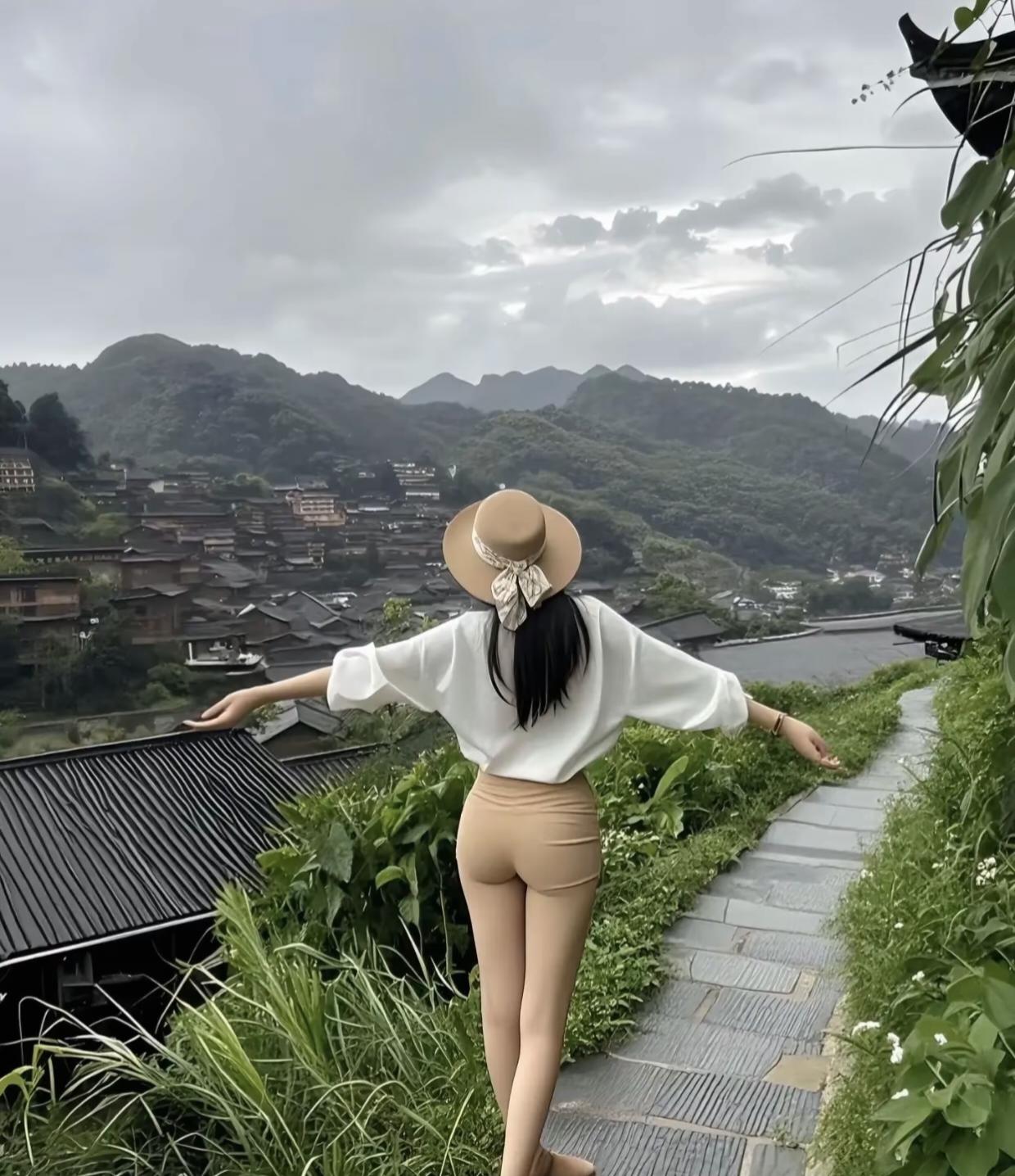 西江千户苗寨，邂逅这一方天地🌿站在石板小径，风裹挟着苗寨烟火与山林气息，远处