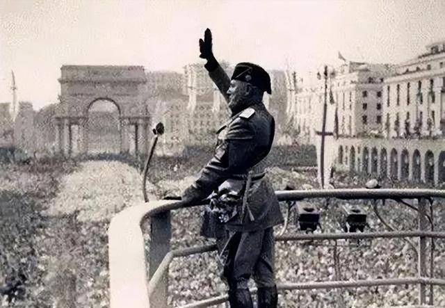 墨索里尼的情人，尸体被吊示，民众向其吐唾沫，用脚去踹脸部当枪声击碎战争的幻梦