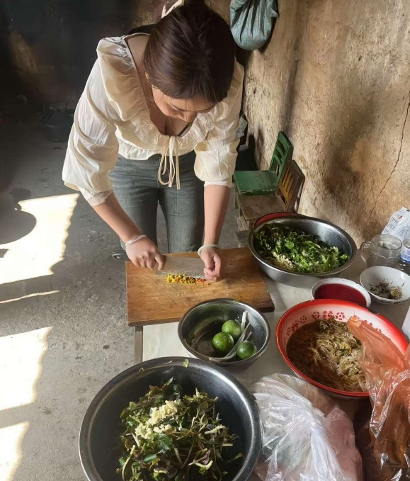 家里来了客人，妹妹学会了做饭！