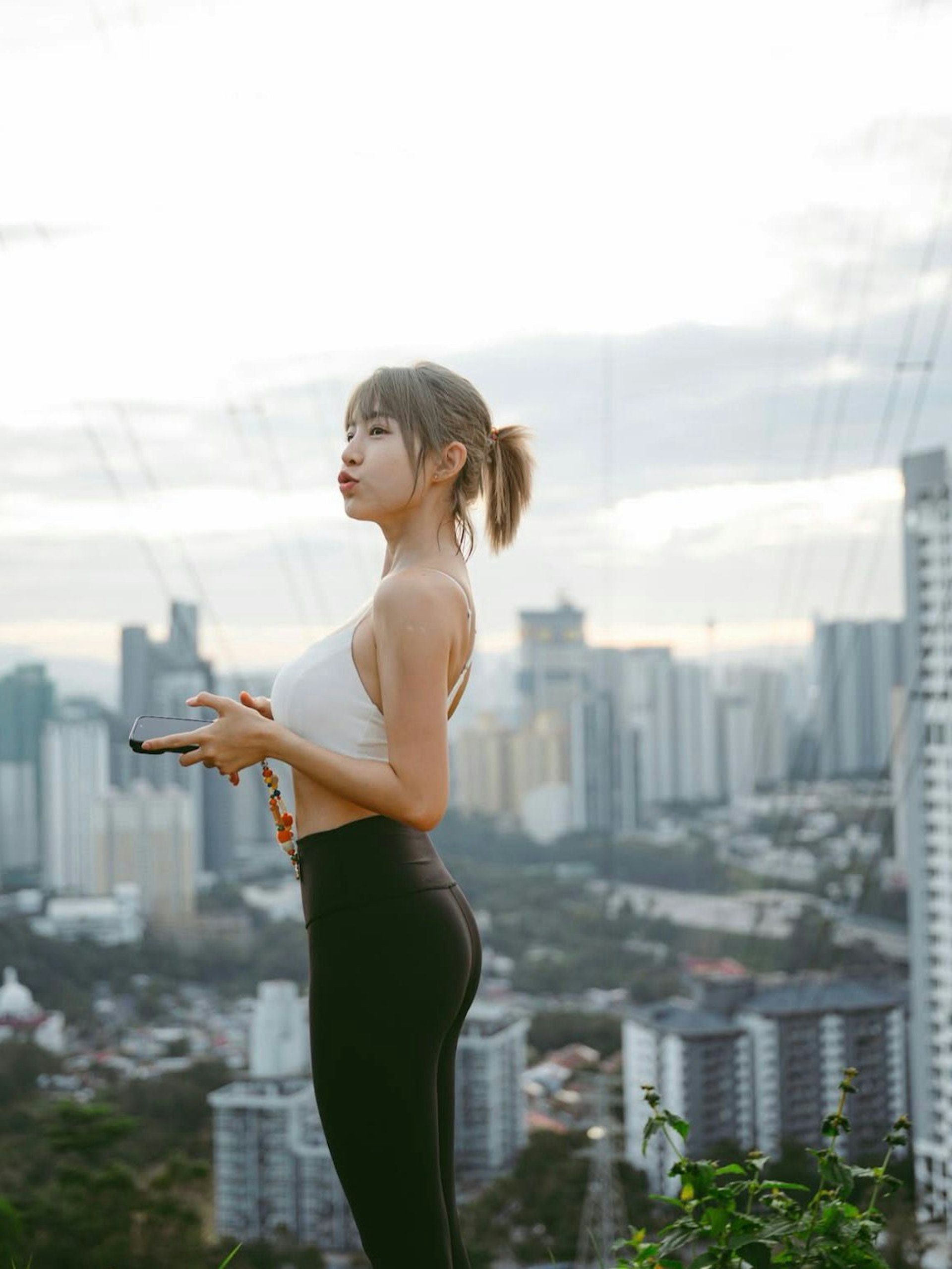 「翻版林明祯」的马来西亚女神黄洁琪（MikoWong）一向热爱行山。近日爬上树