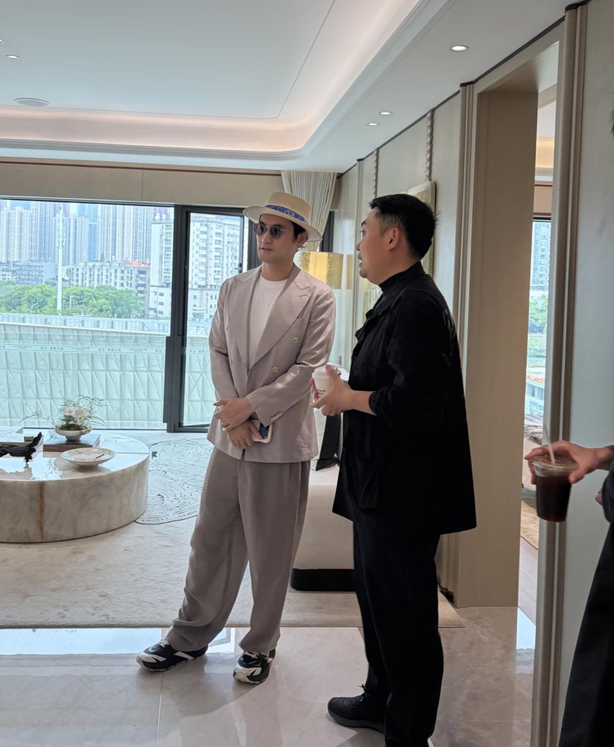 43岁袁弘现身武汉一处楼盘看房，身边好几位高层招待他，排场非常大！他的穿衣打扮时