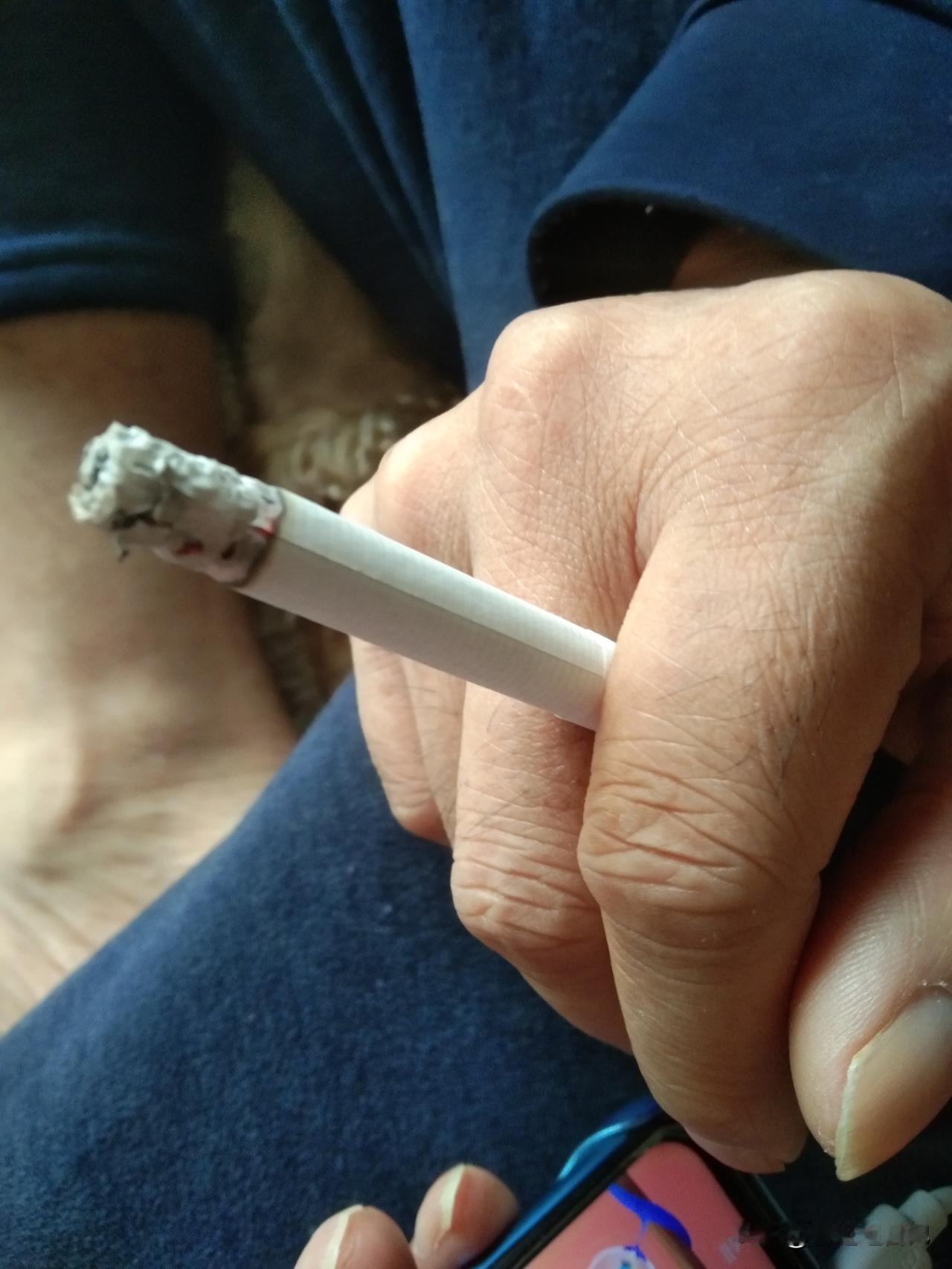 我认为应该。抽烟有什么好？尤其是在高铁站台吸烟。我不抽烟。因为，我就是一个二手烟