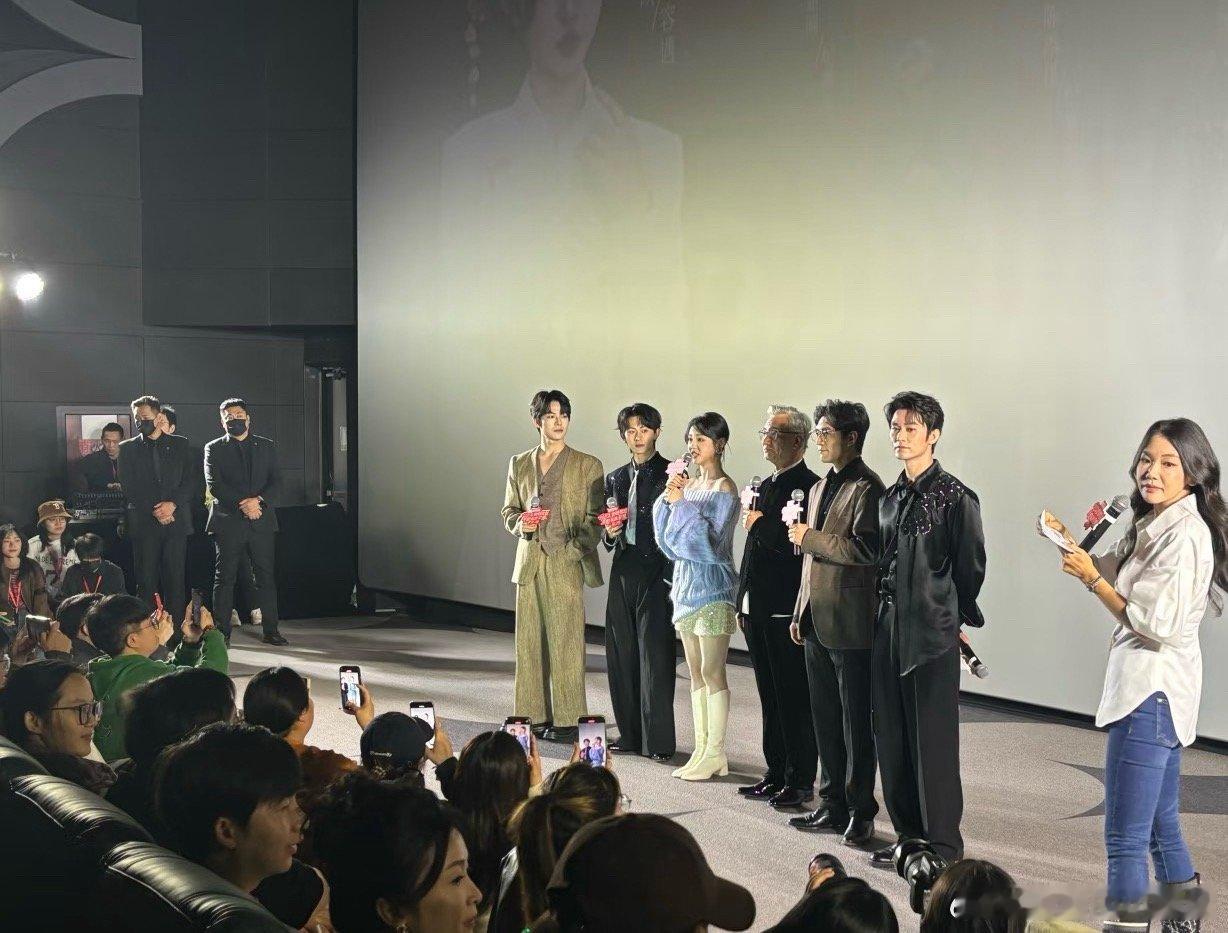 短国也有追剧团了，爆剧待遇排场确实大​​​