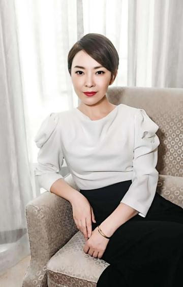 从央视主播到荧幕女王，49岁刘威葳凭什么活成人生赢家？网友：这姐太飒了！娱乐圈