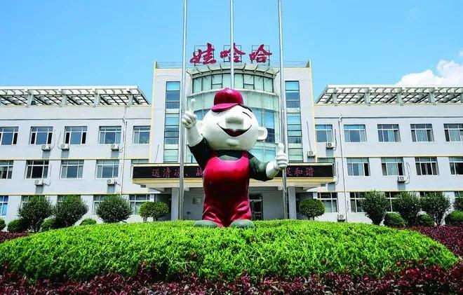 宗庆后流传最广的是两件事：一是节俭，一百块的裤子穿几年，还喜欢穿布鞋，住老公寓楼